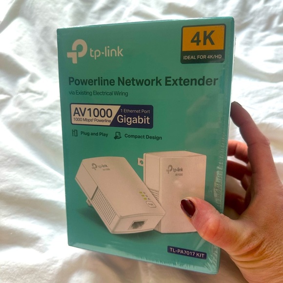 TP-LINK AV1000 Gigabit Powerline Starter Kit, TL-PA7017 KIT - Picture 1 of 6